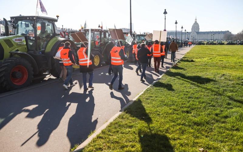 Sute de fermieri francezi au blocat străzile din Paris cu tractoare 815810