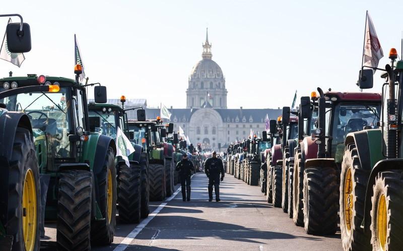 Sute de fermieri francezi au blocat străzile din Paris cu tractoare 815811