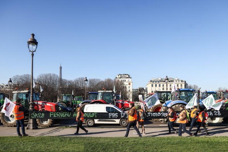 Sute de fermieri francezi au blocat străzile din Paris cu tractoare 815812