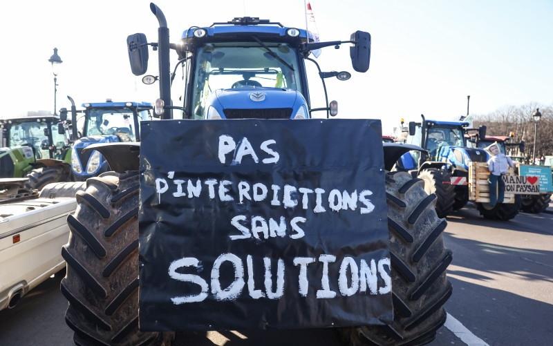 Sute de fermieri francezi au blocat străzile din Paris cu tractoare 815813