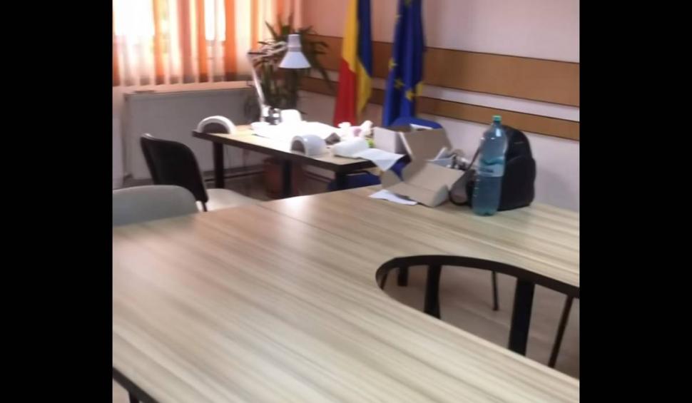 Angajatele unei primării au chemat manichiurista să le facă unghiile în timpul programului, în sala Consiliului Local, în Bacău 816028