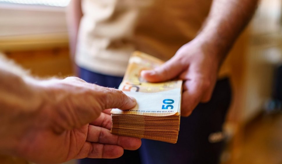 Ajuns la exasperare, un român și-a dat în judecată prietenul pe care l-a împrumutat cu 30.000 de euro: "De fiecare dată îl roagă să-l mai păsuiască"