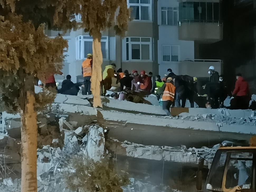 Imagini dramatice de la operaţiunile de salvare din Turcia | Economia ţării este în pericol, iar guvernul este copleşit de numărul uriaş de decese şi victime 816085