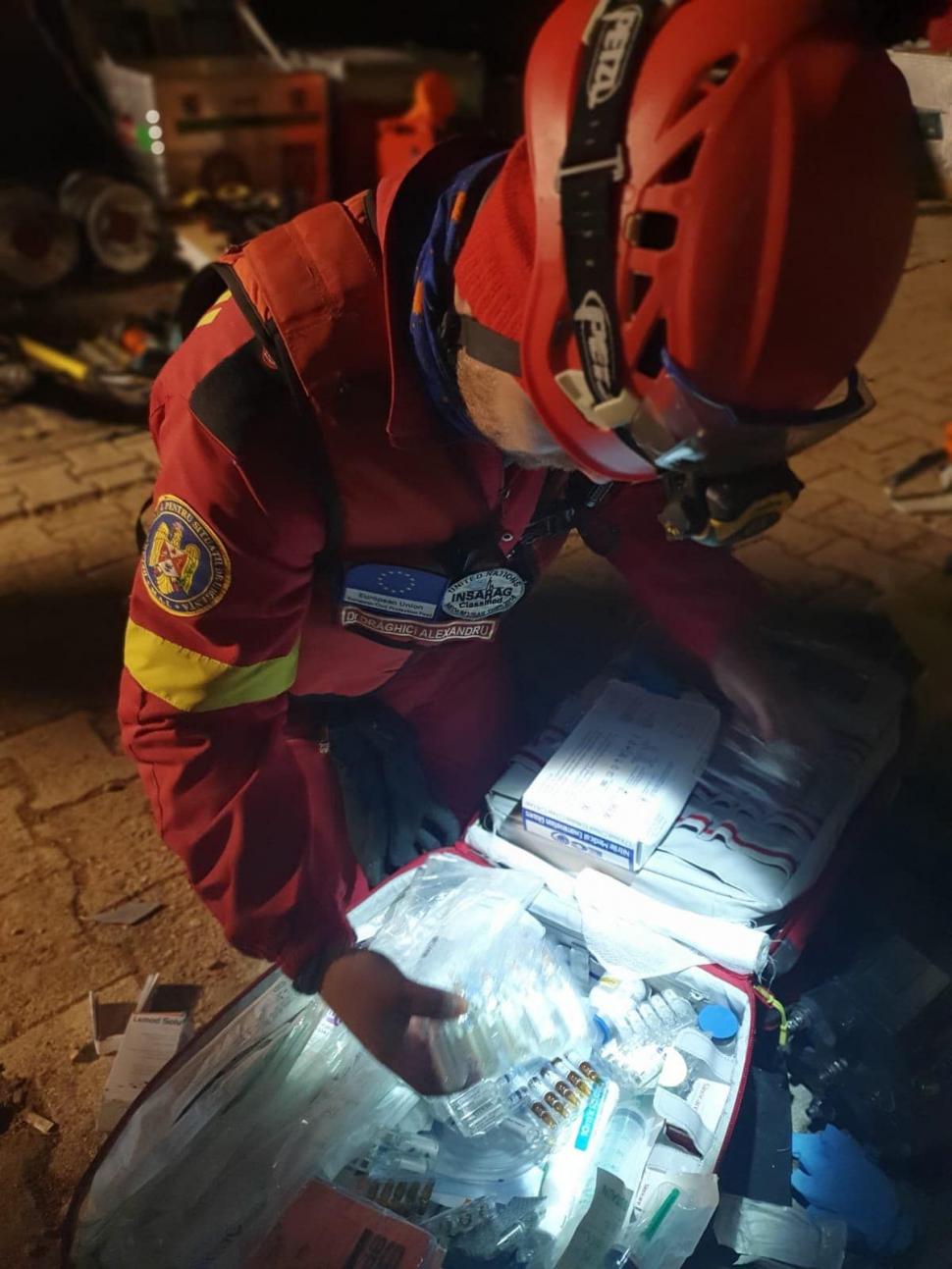 Salvatorii români în Turcia au săpat un tunel timp de 20 de ore pentru a scoate de sub dărâmături un tânăr 815946