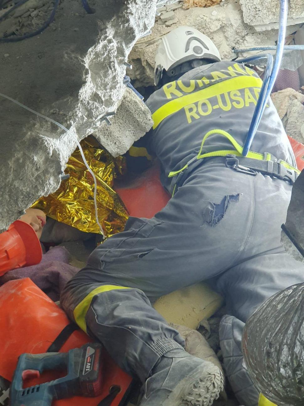 Salvatorii români în Turcia au săpat un tunel timp de 20 de ore pentru a scoate de sub dărâmături un tânăr 815948
