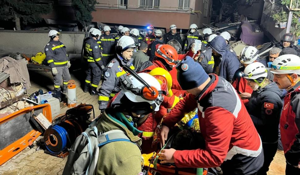 Salvatorii români în Turcia au săpat un tunel timp de 20 de ore pentru a scoate de sub dărâmături un tânăr 815952