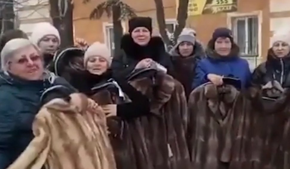 Imagini cu văduvele şi mamele soldaților ruși uciși în Donbas, consolate cu haine de blană: "Vă mulțumim din inimă"