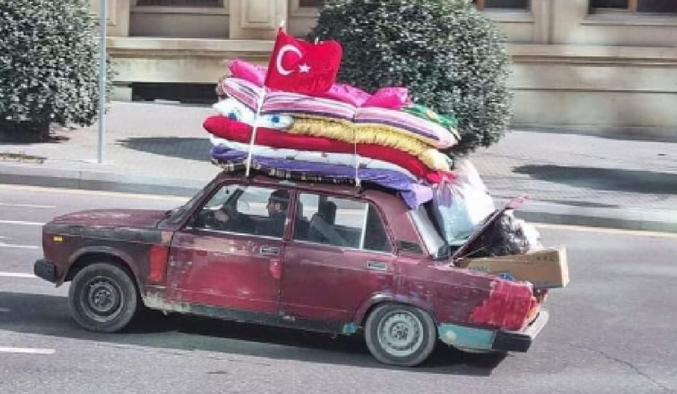 Un bărbat din Azerbaidjan şi-a încărcat maşina cu haine, saltele şi pături şi a plecat în Turcia: "Ştiu cum e să fii fără casă în mijlocul iernii"