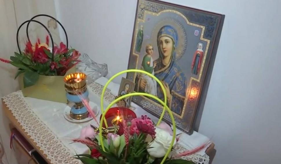 Icoanele care plâng cu mir la Buzău au costat 30 lei. Ce reprezintă fiecare şi de unde se pot achiziţiona 816116