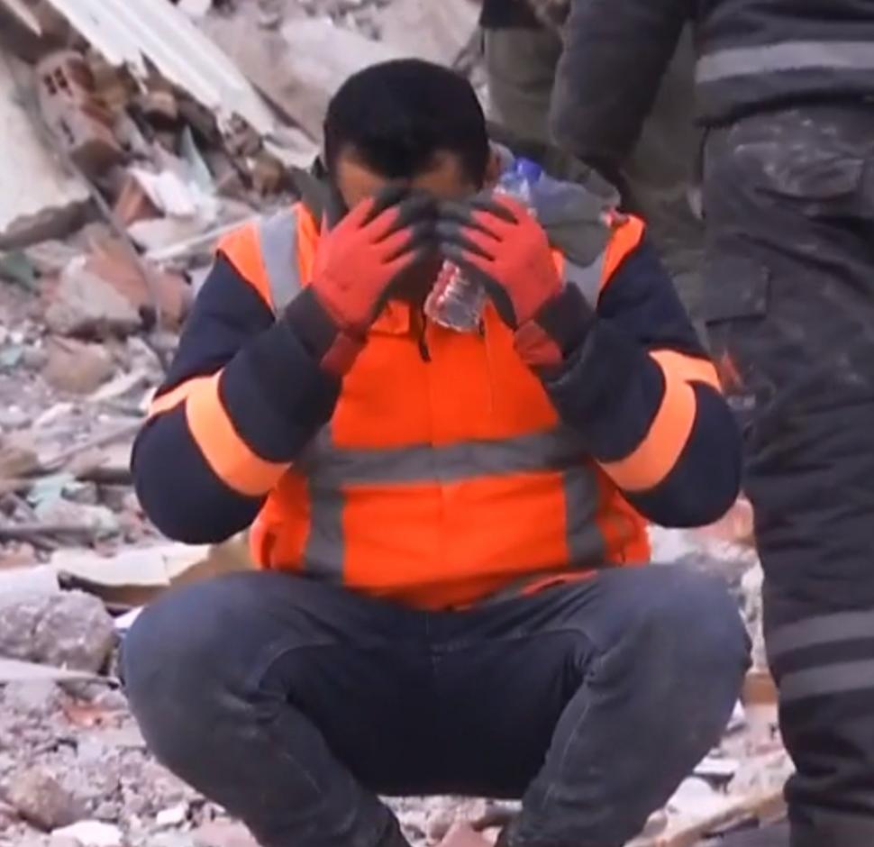 "Slavă ţie, Doamne! Mulţumesc" | Momentul emoţionant când un salvator se opreşte şi se roagă, după ce a reuşit să salveze încă o viaţă dintre dărâmături 816211