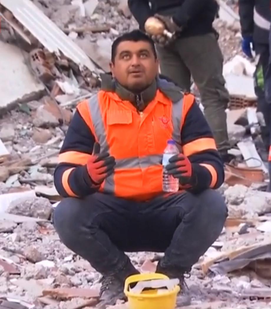 "Slavă ţie, Doamne! Mulţumesc" | Momentul emoţionant când un salvator se opreşte şi se roagă, după ce a reuşit să salveze încă o viaţă dintre dărâmături 816212