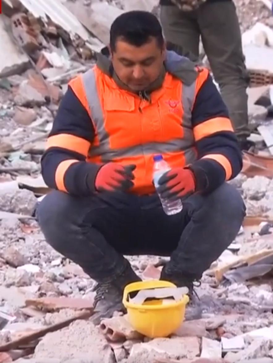 "Slavă ţie, Doamne! Mulţumesc" | Momentul emoţionant când un salvator se opreşte şi se roagă, după ce a reuşit să salveze încă o viaţă dintre dărâmături 816213