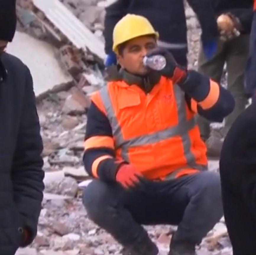 "Slavă ţie, Doamne! Mulţumesc" | Momentul emoţionant când un salvator se opreşte şi se roagă, după ce a reuşit să salveze încă o viaţă dintre dărâmături 816214