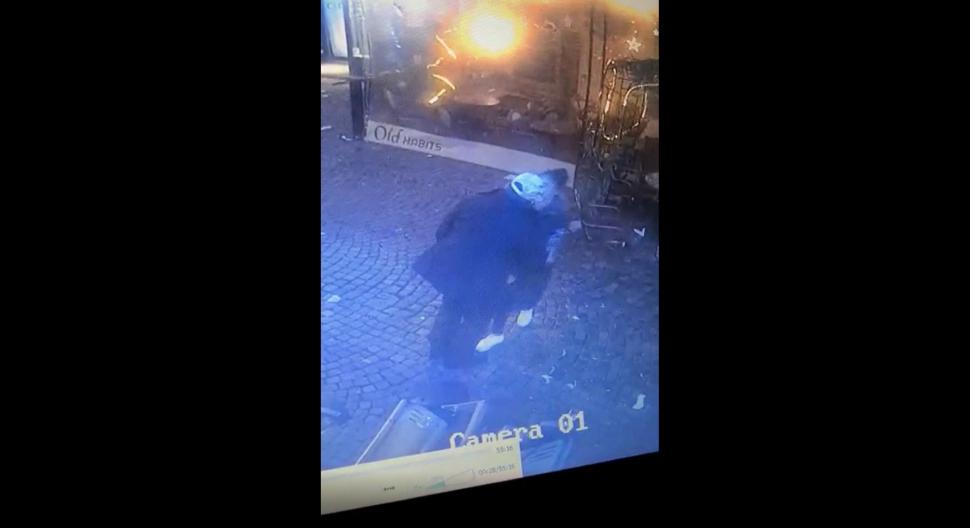 Le-aţi văzut pe aceste tinere drăguţe? Sunt nişte hoaţe. Sunaţi imediat la 112!  816185