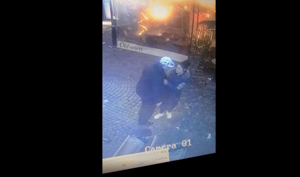 Le-aţi văzut pe aceste tinere drăguţe? Sunt nişte hoaţe. Sunaţi imediat la 112!  816186