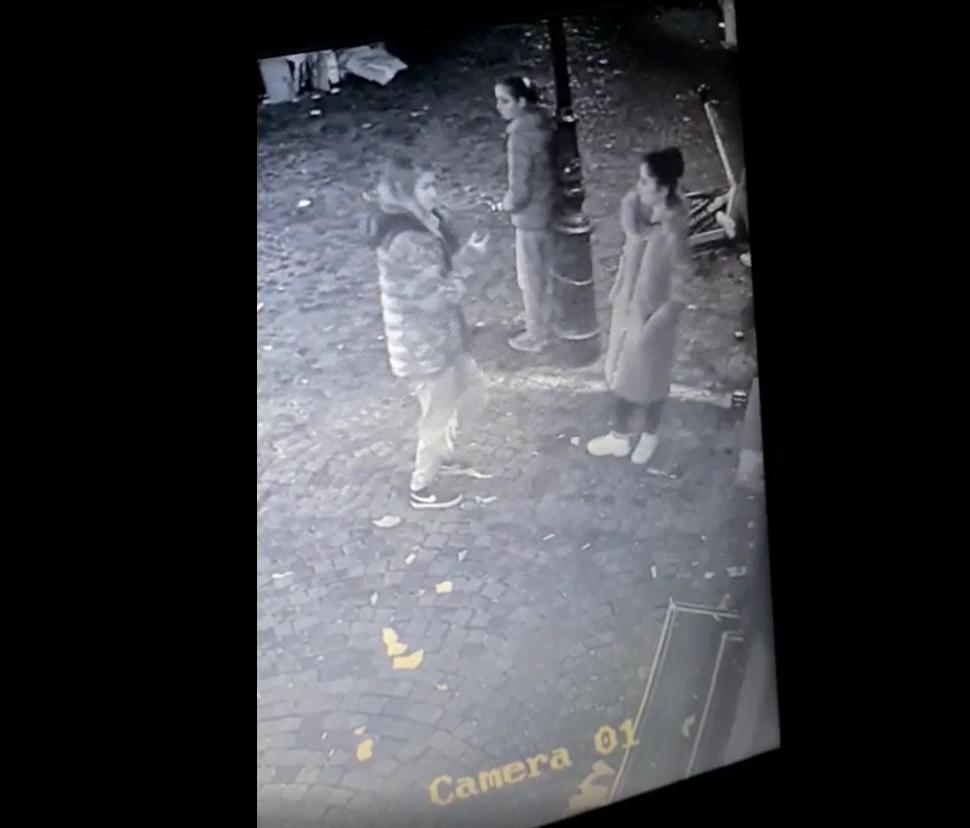 Le-aţi văzut pe aceste tinere drăguţe? Sunt nişte hoaţe. Sunaţi imediat la 112!  816187