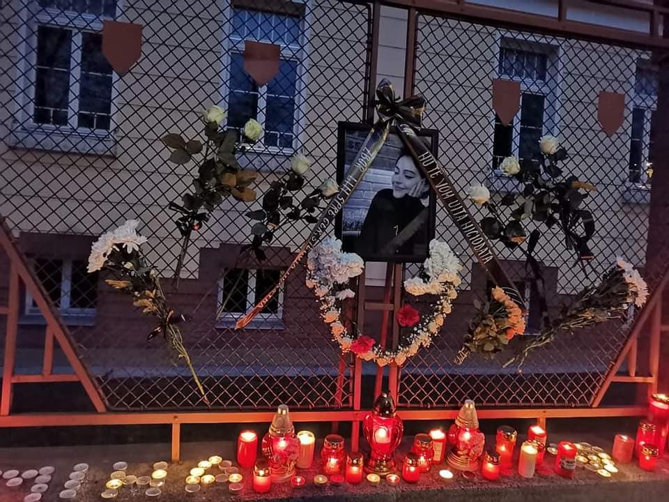 "Zbor lin, Steluța noastră!". Altar de lumânări şi lacrimi pentru o elevă din Bistriţa a cărei inimă a încetat să mai bată la 17 ani 816376