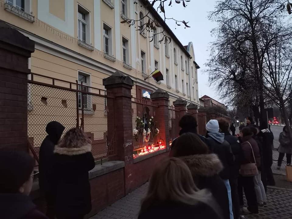 "Zbor lin, Steluța noastră!". Altar de lumânări şi lacrimi pentru o elevă din Bistriţa a cărei inimă a încetat să mai bată la 17 ani 816377