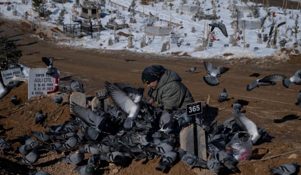 Imagini cutremurătoare din Turcia. Trei oraşe au fost transformate în cimitire | Oamenii sunt îngropaţi în saci, în gropi comune 816379