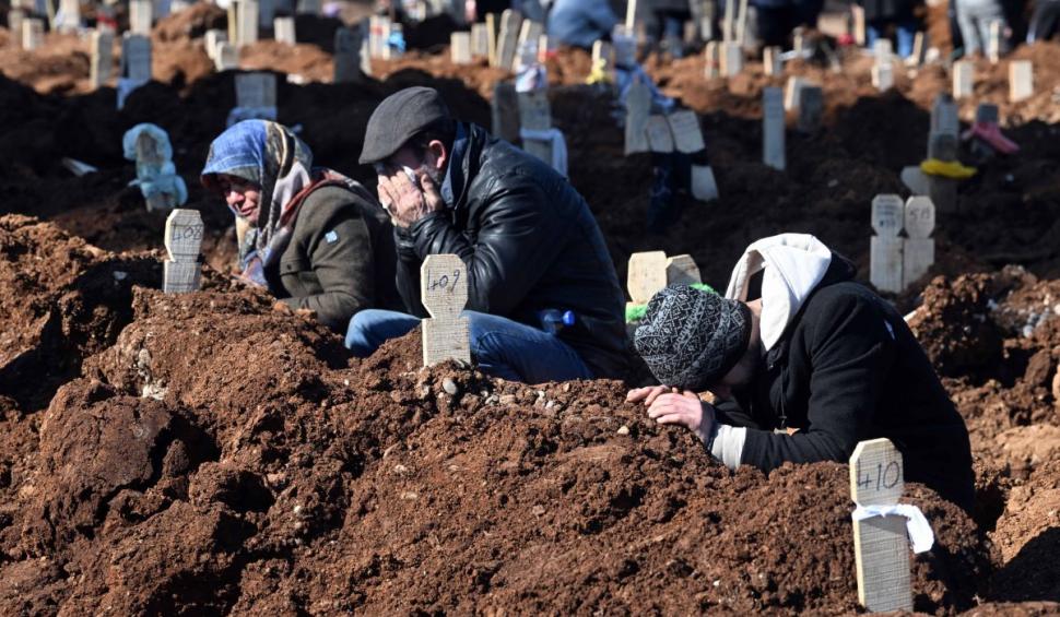 Imagini cutremurătoare din Turcia. Trei oraşe au fost transformate în cimitire | Oamenii sunt îngropaţi în saci, în gropi comune 816380