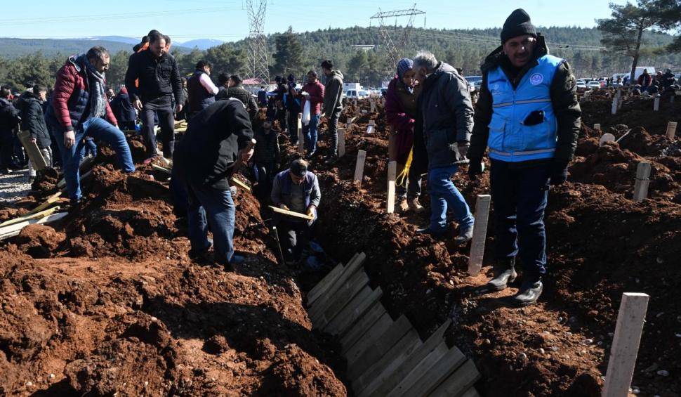 Imagini cutremurătoare din Turcia. Trei oraşe au fost transformate în cimitire | Oamenii sunt îngropaţi în saci, în gropi comune 816381
