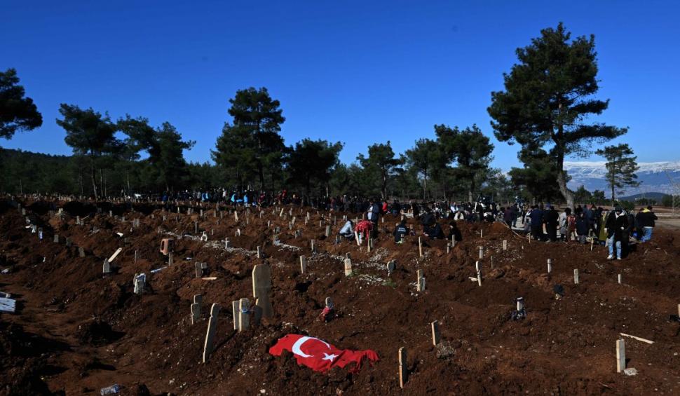 Imagini cutremurătoare din Turcia. Trei oraşe au fost transformate în cimitire | Oamenii sunt îngropaţi în saci, în gropi comune 816382