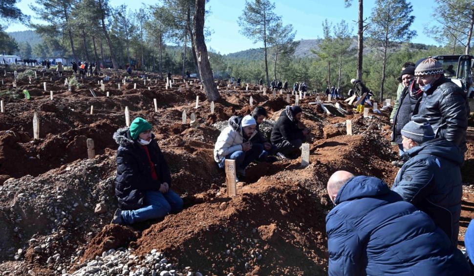 Imagini cutremurătoare din Turcia. Trei oraşe au fost transformate în cimitire | Oamenii sunt îngropaţi în saci, în gropi comune 816383