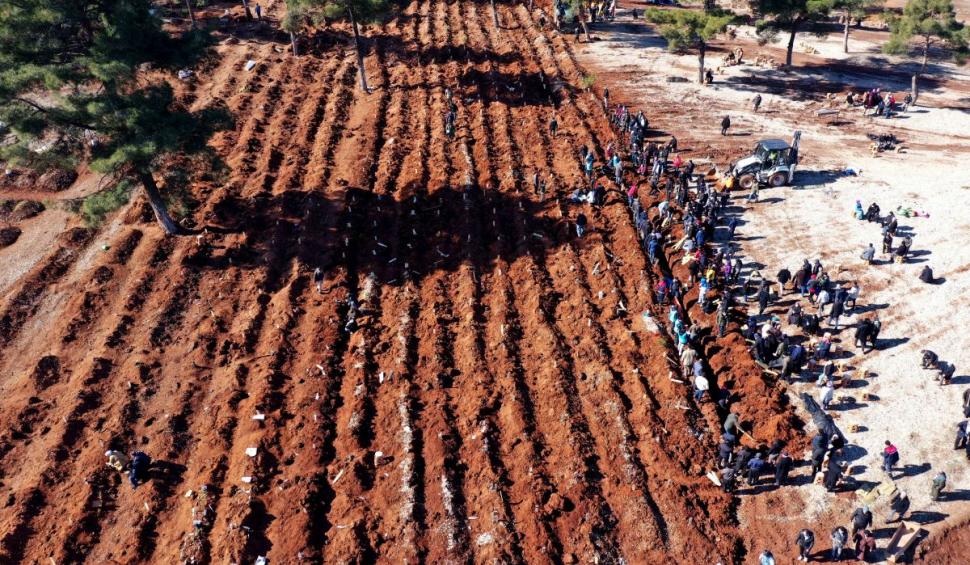 Imagini cutremurătoare din Turcia. Trei oraşe au fost transformate în cimitire | Oamenii sunt îngropaţi în saci, în gropi comune 816384