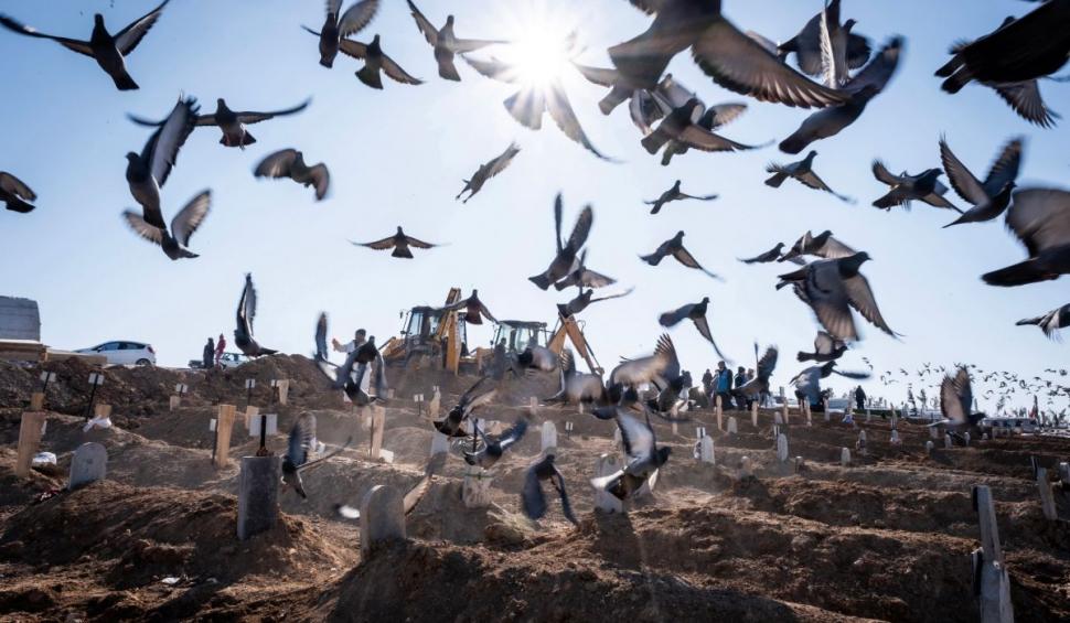 Imagini cutremurătoare din Turcia. Trei oraşe au fost transformate în cimitire | Oamenii sunt îngropaţi în saci, în gropi comune 816385