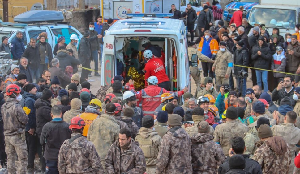 Familie de cinci persoane, găsită în viaţă sub casa prăbuşită, la cinci zile de la cutremur, în Turcia