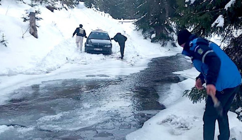 Trei tineri din Arad au rămas blocaţi cu un BMW pe un râu îngheţat, la Arieşeni
