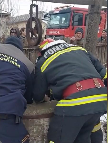 Bărbat de 66 de ani, salvat de pompieri dintr-o fântănă adâncă de 10 metri, în Dolj 816492