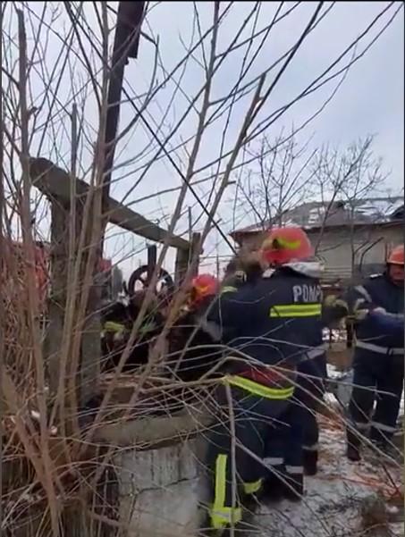Bărbat de 66 de ani, salvat de pompieri dintr-o fântănă adâncă de 10 metri, în Dolj 816493