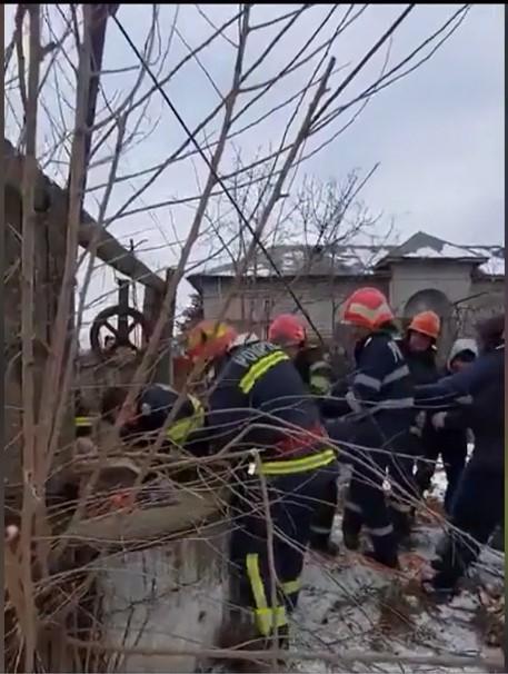 Bărbat de 66 de ani, salvat de pompieri dintr-o fântănă adâncă de 10 metri, în Dolj 816494
