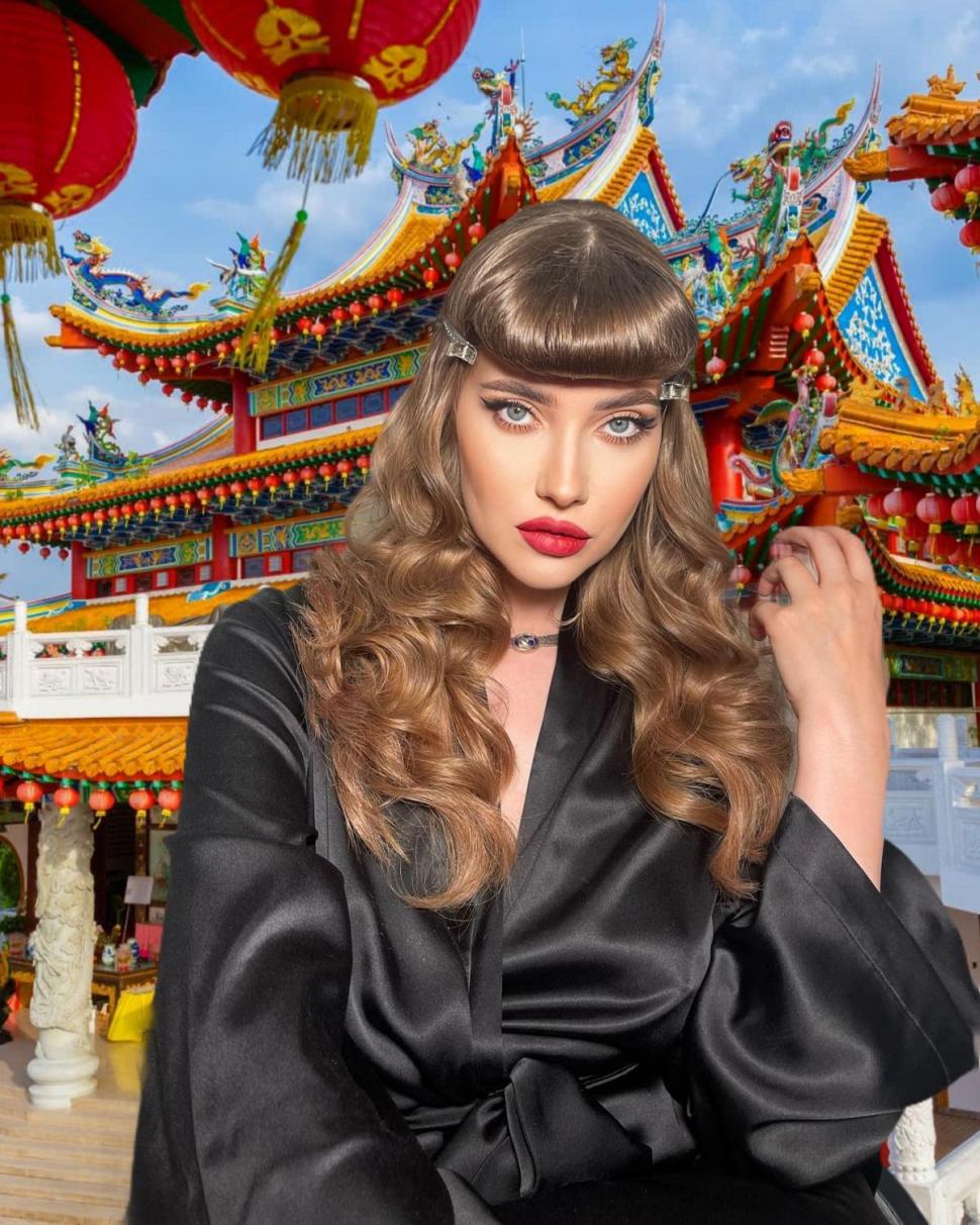 Recunoşti fetiţa tristă cu cămăşuţă de şoim? "Eram urâţică-măr, dar gătită-prună" 816387