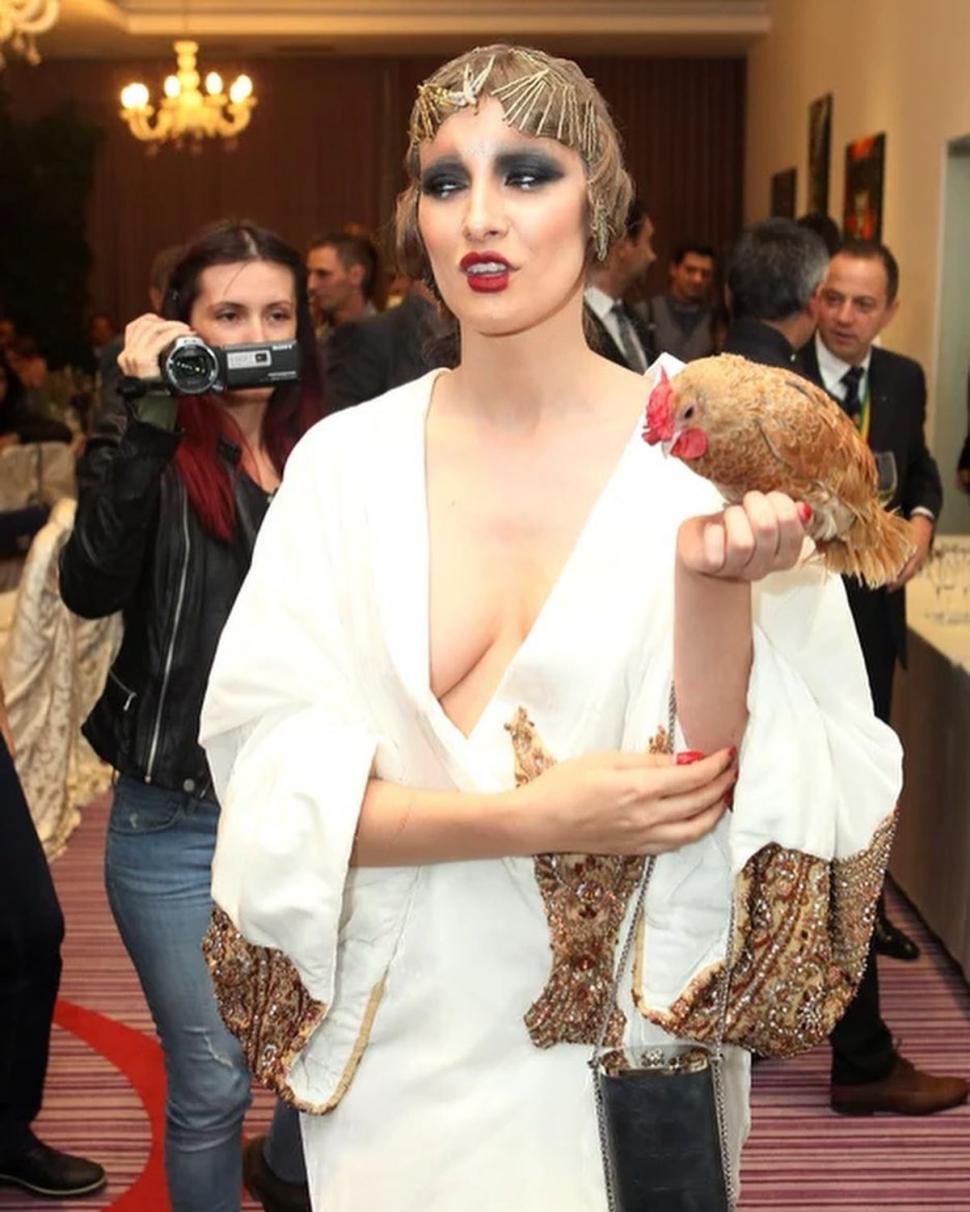 Recunoşti fetiţa tristă cu cămăşuţă de şoim? "Eram urâţică-măr, dar gătită-prună" 816389