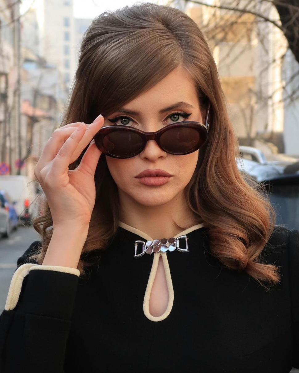 Recunoşti fetiţa tristă cu cămăşuţă de şoim? "Eram urâţică-măr, dar gătită-prună" 816390