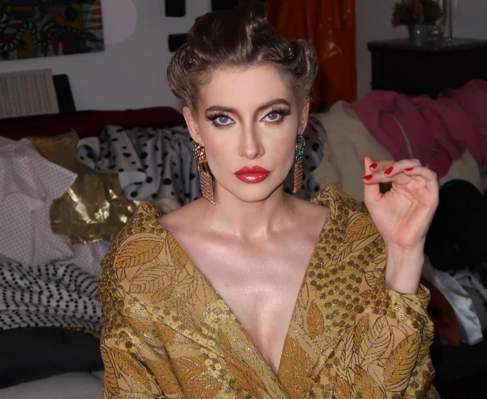 Recunoşti fetiţa tristă cu cămăşuţă de şoim? "Eram urâţică-măr, dar gătită-prună" 816392