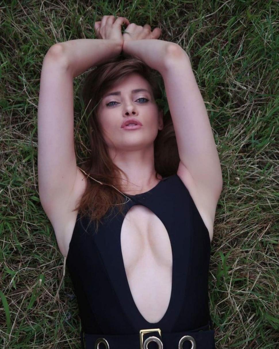 Recunoşti fetiţa tristă cu cămăşuţă de şoim? "Eram urâţică-măr, dar gătită-prună" 816393