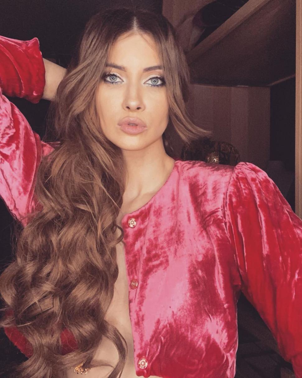 Recunoşti fetiţa tristă cu cămăşuţă de şoim? "Eram urâţică-măr, dar gătită-prună" 816395