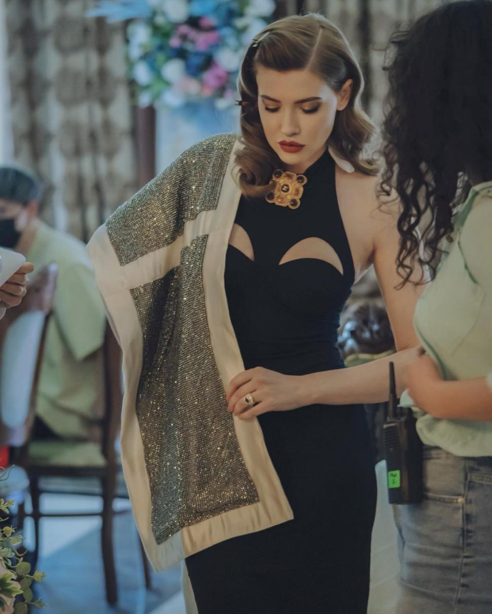 Recunoşti fetiţa tristă cu cămăşuţă de şoim? "Eram urâţică-măr, dar gătită-prună" 816396