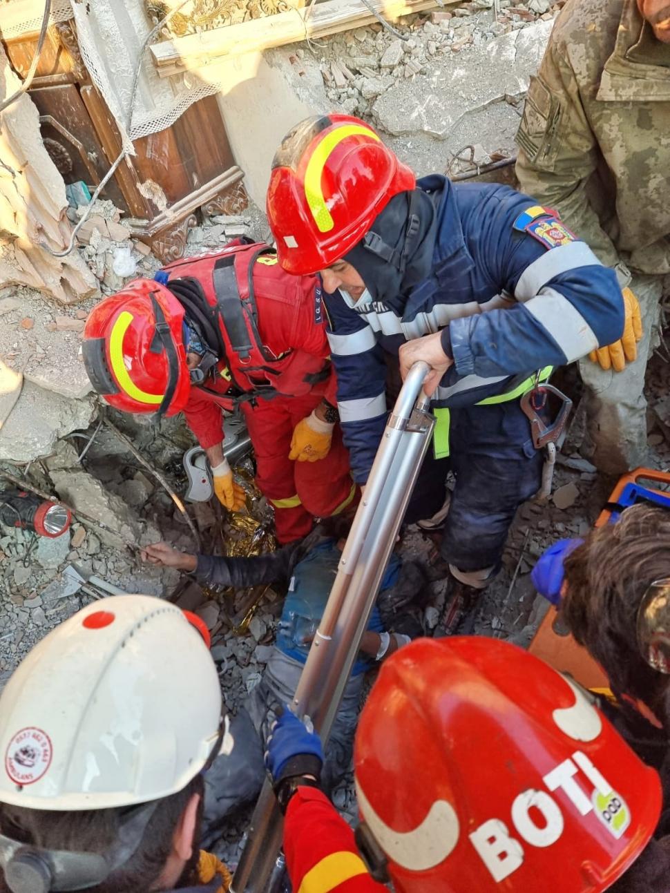 "Mai există speranţă!". Salvatorii români au găsit un bărbat în viaţă, după şase zile de la cutremurul devastator din Turcia 816428