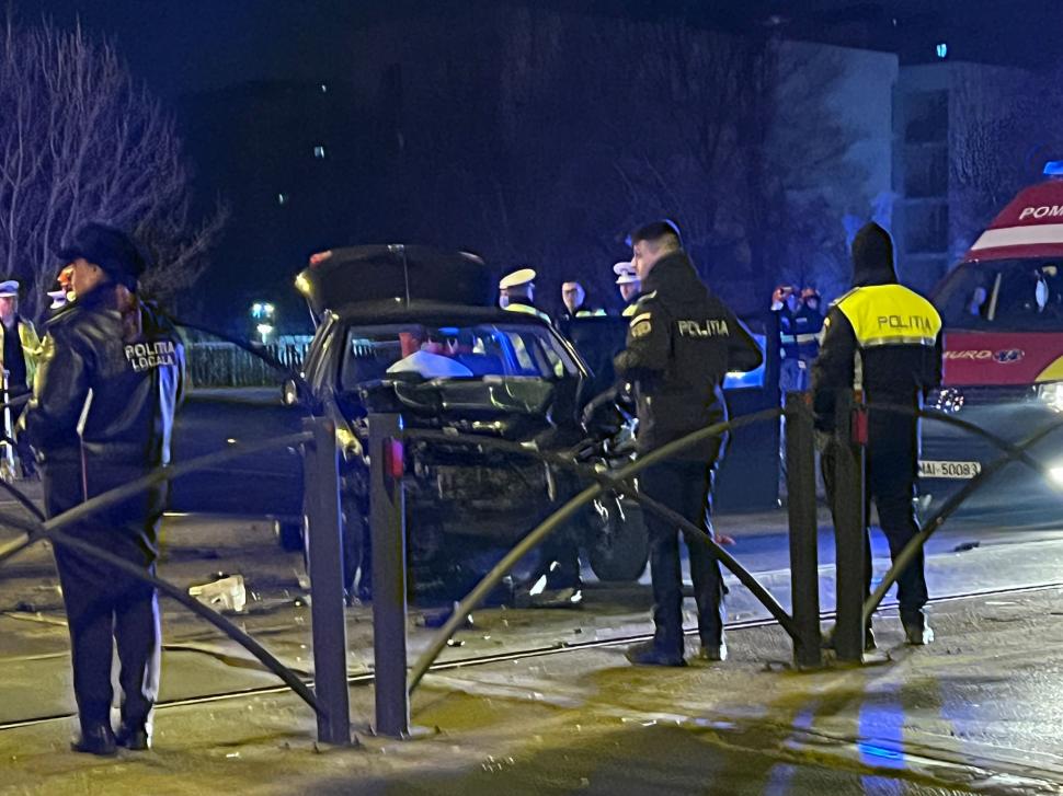 Mărturia tânărului care a lovit frontal maşina de poliţie: "Ei m-au căutat cu lovirea. Eu nu aveam intenţia să intru în nicio maşină" 816716