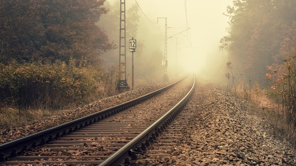 O femeie care traversa calea ferată a fost lovită mortal de tren, în Ploieşti
