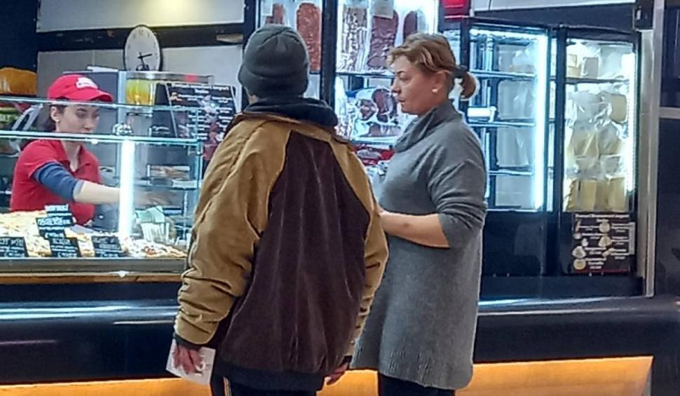 O femeie s-a trezit cu paza lângă ea după ce a ales să mănânce alături de un om nevoiaș la un fast-food: "Ăștia suntem?"  816783