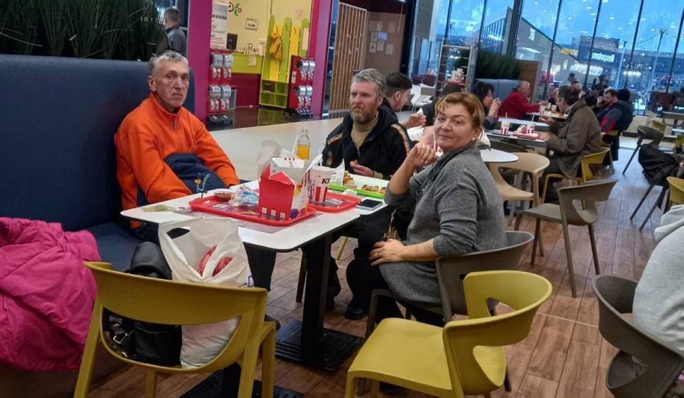 O femeie s-a trezit cu paza lângă ea după ce a ales să mănânce alături de un om nevoiaș la un fast-food: "Ăștia suntem?"  816784