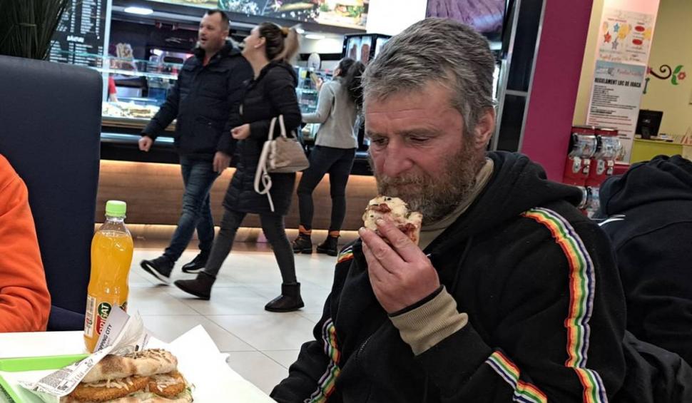 O femeie s-a trezit cu paza lângă ea după ce a ales să mănânce alături de un om nevoiaș la un fast-food: "Ăștia suntem?"  816785