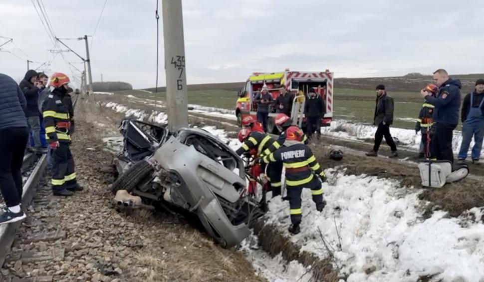 Doi copii au rămas fără mamă și mătușă, după ce mașina în care se aflau a fost spulberată de tren, în Prelipca, Suceava 816647