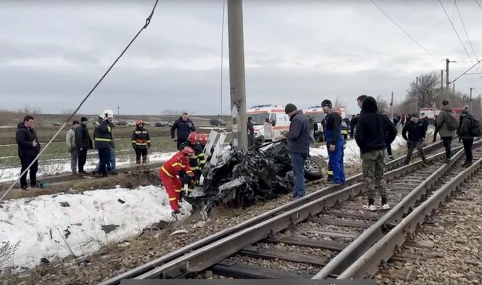 Doi copii au rămas fără mamă și mătușă, după ce mașina în care se aflau a fost spulberată de tren, în Prelipca, Suceava 816648