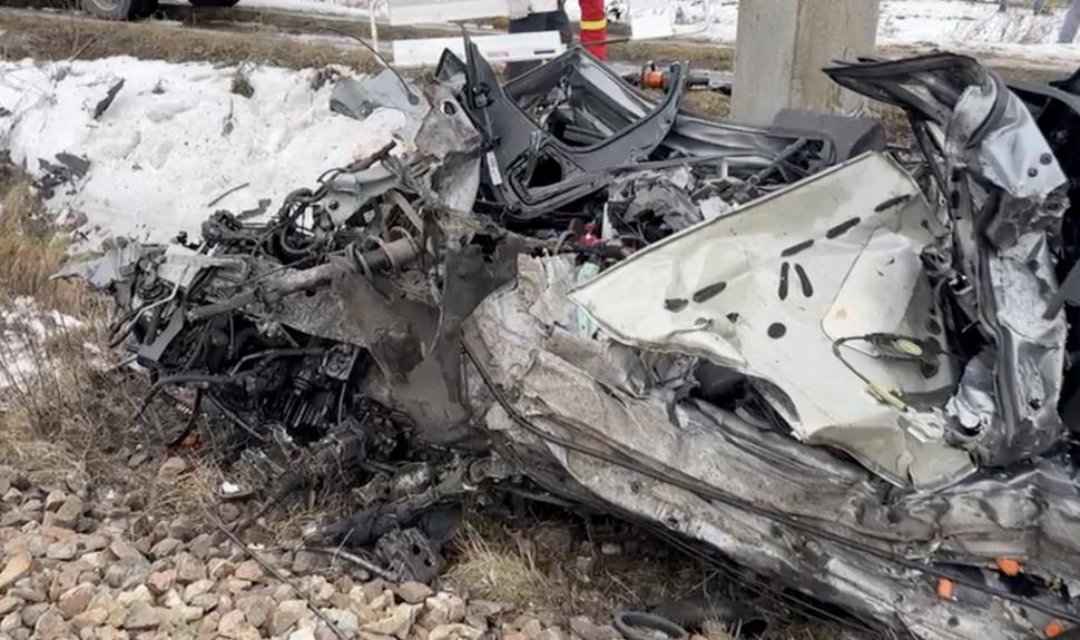 Doi copii au rămas fără mamă și mătușă, după ce mașina în care se aflau a fost spulberată de tren, în Prelipca, Suceava 816650